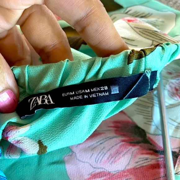 FORMAL ZARA SEA GREEN FLORAL BLOUSE WITH CUT OUT BACK AND RUCHED SLEEVES. - Picture 5 of 5